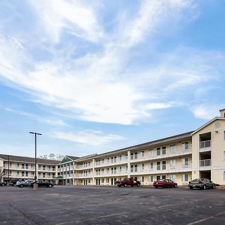 Hometowne Studios By Red Roof Kansas City - Worlds Of Fun Экстерьер фото
