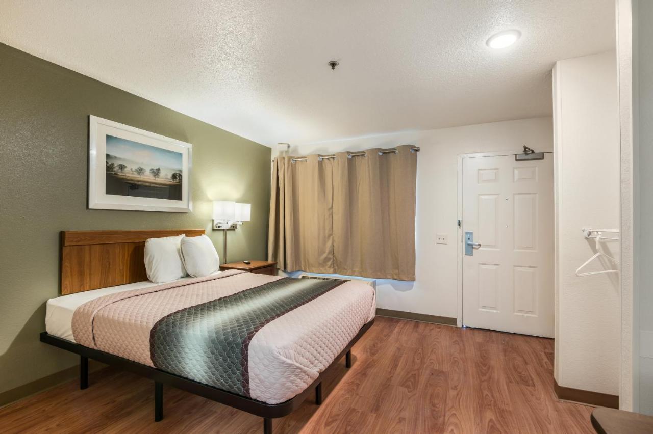 Hometowne Studios By Red Roof Kansas City - Worlds Of Fun Экстерьер фото
